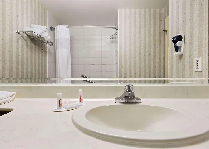 Camera adatta alle persone a mobilità ridotta con letto queen size